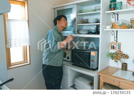 食器棚と業者 139230135