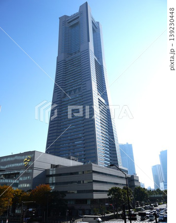 青空が広がる横浜ランドマークタワー 青空が広がる横浜ランドマークタワー 139230448
