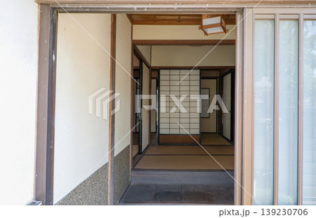 昭和の日本家屋の玄関先 139230706