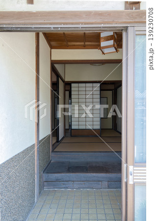 昭和の日本家屋の玄関先 昭和の日本家屋の玄関先 139230708
