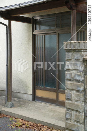 昭和の日本家屋の玄関引戸 139230715