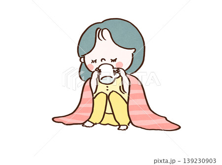 温かいブランケットにくるまってホットドリンクを飲む女性のイラスト 139230903
