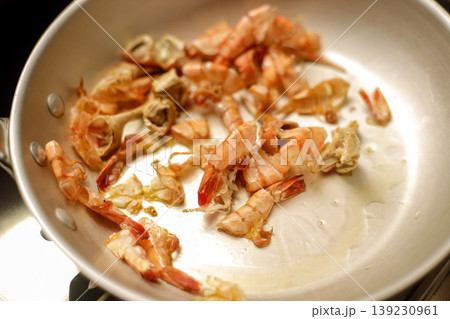 海老の殻 燻製 調理風景 shrimp shell cooking 139230961