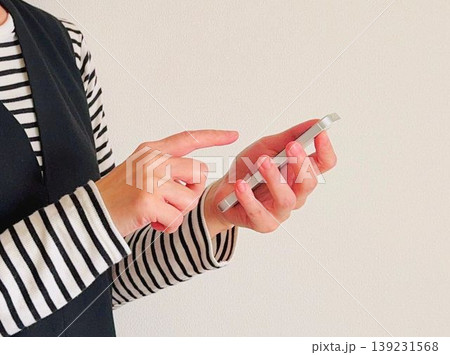 スマホを持つ女性 139231568