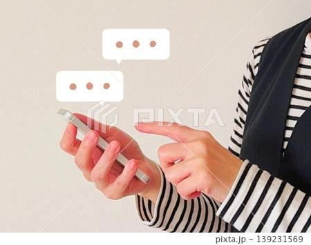 スマホでやりとりする女性 139231569