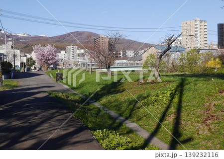 春の手稲山がみえる住宅街からの景色(北海道札幌市) 139232116