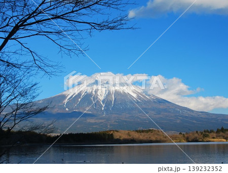 静岡県富士宮、青い空と碧い湖と「富士山」 静岡県富士宮、青い空と碧い湖と「富士山」 139232352