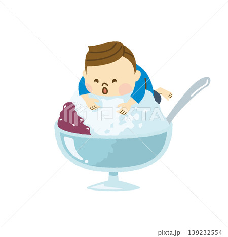 かき氷で涼んでいる男の子 かき氷で涼んでいる男の子 139232554