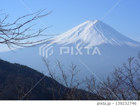 山梨県河口湖町、御坂峠からの「富士山」 139232746
