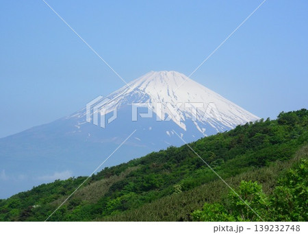 山間から顔を出す「富士山」 山間から顔を出す「富士山」 139232748