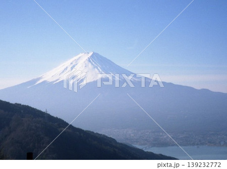 山梨県、河口湖町御坂峠からの「富士山」 139232772