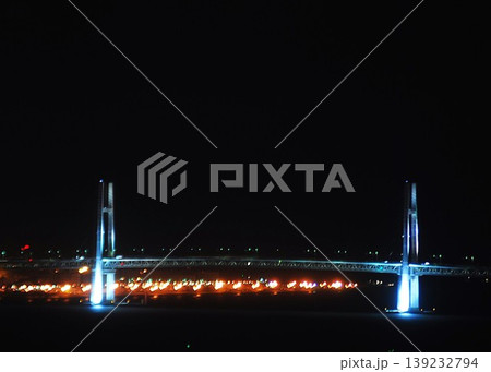 横浜港、首都高湾岸線、夜景「ベイブリッジ」 139232794