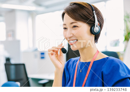 コールセンターで電話対応する女性オペレーター コールセンターで電話対応する女性オペレーター 139233748