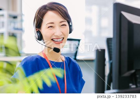 コールセンターで電話対応する女性オペレーター コールセンターで電話対応する女性オペレーター 139233783