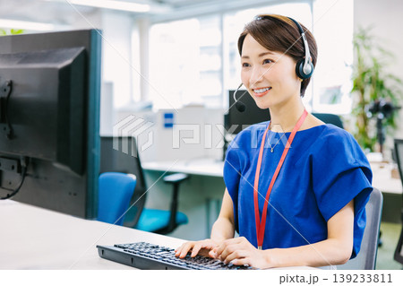 コールセンターで電話対応する女性オペレーター 139233811