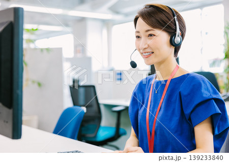 コールセンターで電話対応する女性オペレーター コールセンターで電話対応する女性オペレーター 139233840