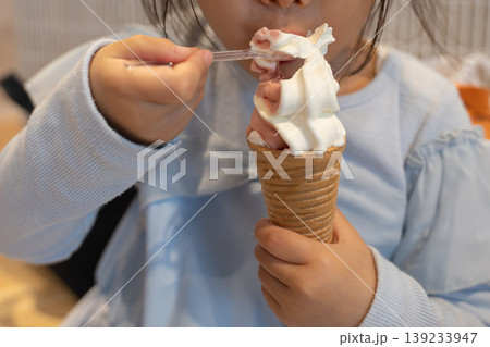 ソフトクリームを食べる子供 ソフトクリームを食べる子供 139233947