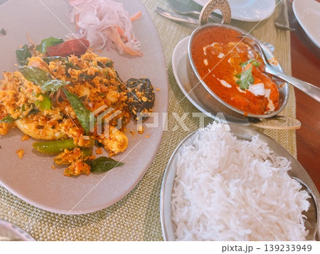 南インド・ケララ州のリゾートで楽しむ豪華なランチ。濃厚なバターチキンカレーと香り高いビリヤニのセット 139233949