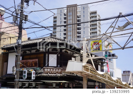 静岡県熱海市の銀座通り周辺の街並みの風景 139233995