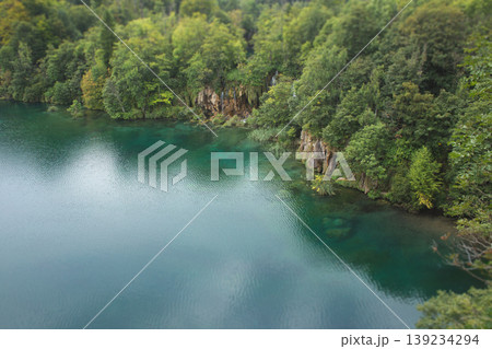 Aerial perspective of vibrant turquoise waters and forested cliffs in Plitvice Lakes National Park, Croatia 139234294