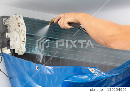 air conditioning cleaning service with water spray 139234993