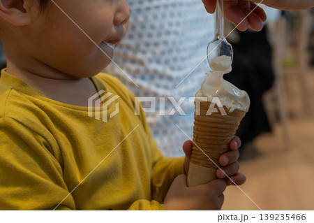 ソフトクリームを一緒に食べる親子 139235466