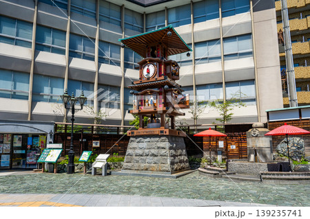 道後温泉駅前の坊っちゃんカラクリ時計と足湯の風景 139235741