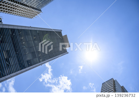 東京都品川区の都市風景　目黒駅の青空と高層ビル 139236732