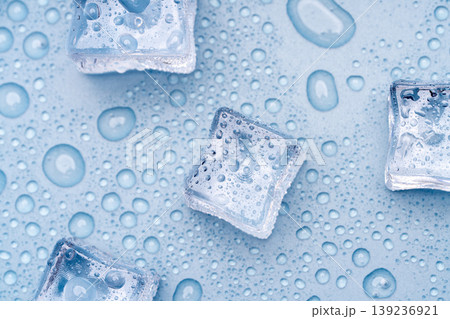 水滴が広がる青背景と氷の接写イメージ 水滴が広がる青背景と氷の接写イメージ 139236921