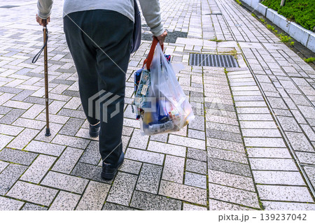 日本の横浜都市景観段差や傾き…膝を痛める硬い歩道？　高齢化社会…杖の高齢女性…転倒誘発する危険歩道 139237042