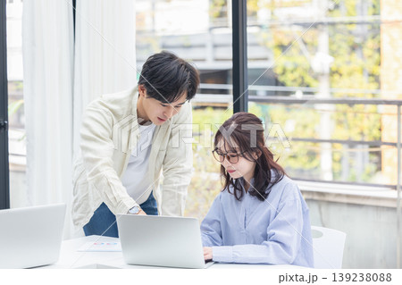 オフィスでミーティングする男女 139238088