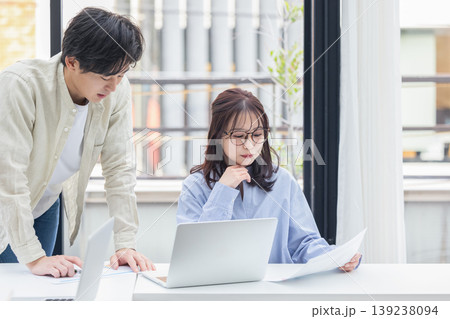 明るいオフィスで働く男女 明るいオフィスで働く男女 139238094