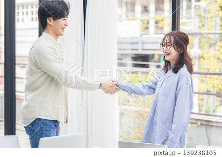 握手をする二人のビジネスパーソン 握手をする二人のビジネスパーソン 139238105