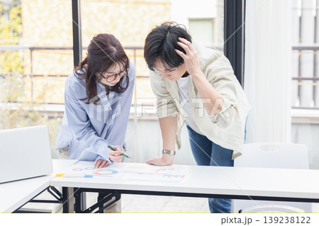 打ち合わせをするビジネスパーソン 139238122