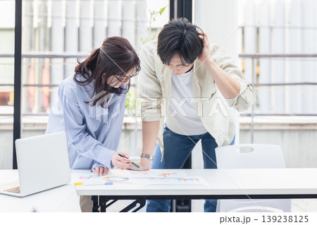 打ち合わせをするビジネスパーソン 打ち合わせをするビジネスパーソン 139238125