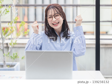 笑顔の若いビジネスウーマン 139238132