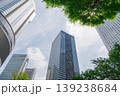 高層ビルを見上げるオフィス街の風景 139238684