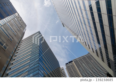 ビルの窓に映る雲 139238685