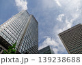 青空に映えるビジネスビル 139238688