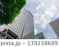 高層ビルを見上げるオフィス街の風景 139238689