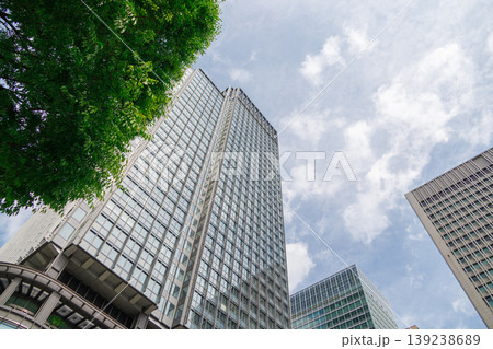 高層ビルを見上げるオフィス街の風景 139238689