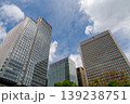 高層ビルを見上げるオフィス街の風景 139238751