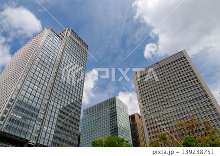 高層ビルを見上げるオフィス街の風景 139238751