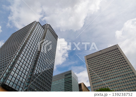 高層ビルに映る雲 139238752