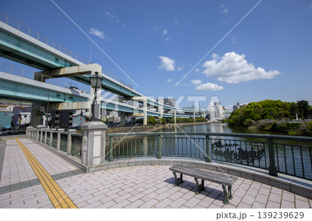 福岡市の御笠川にかかる石堂橋と福岡都市高速道の風景 福岡市の御笠川にかかる石堂橋と福岡都市高速道の風景 139239629