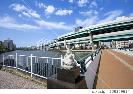 福岡市の御笠川にかかる恵比須橋と福岡都市高速道 139239634