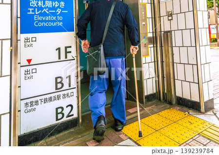 日本の横浜都市景観バリアフリー…改札階ゆきエレベーターに乗る杖の高齢男性…＝横浜市内 139239784