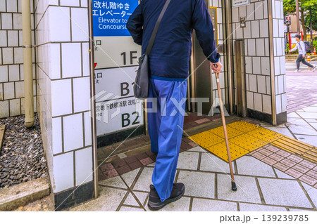 日本の横浜都市景観バリアフリー…改札階ゆきエレベーターに乗る杖の高齢男性…=横浜市内 日本の横浜都市景観バリアフリー…改札階ゆきエレベーターに乗る杖の高齢男性…=横浜市内 139239785