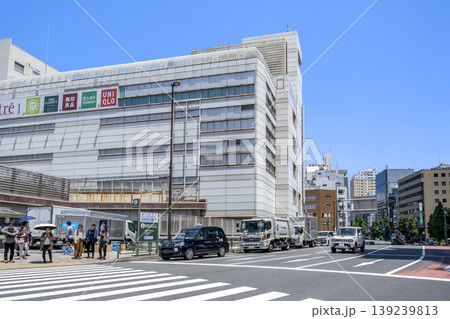 東京都品川区の都市風景　目黒駅前の目黒通り 139239813