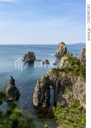 青海島の岩礁と透明な海を望む海岸風景 139240183